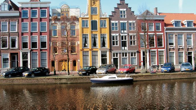 S městy v nejbližším okolí tvoří Leiden prakticky jednu aglomeraci s více než čtvrt miliónem obyvatel