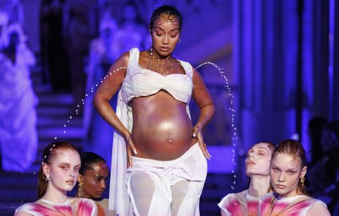 Bizarní show zpěvačky Leigh-Anne Pinnockové: Stříkala mateřské mléko!