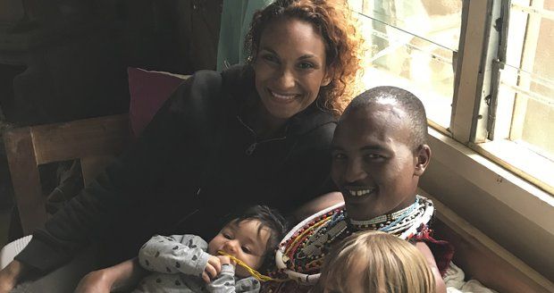 Těhotná Lejla Abbasová na své misi v Keni v masajské komunitě.