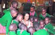 Život v Africe Abbasovou naplňuje.  Africké škole Maasai Academy nakoupila Lejla učebnice.