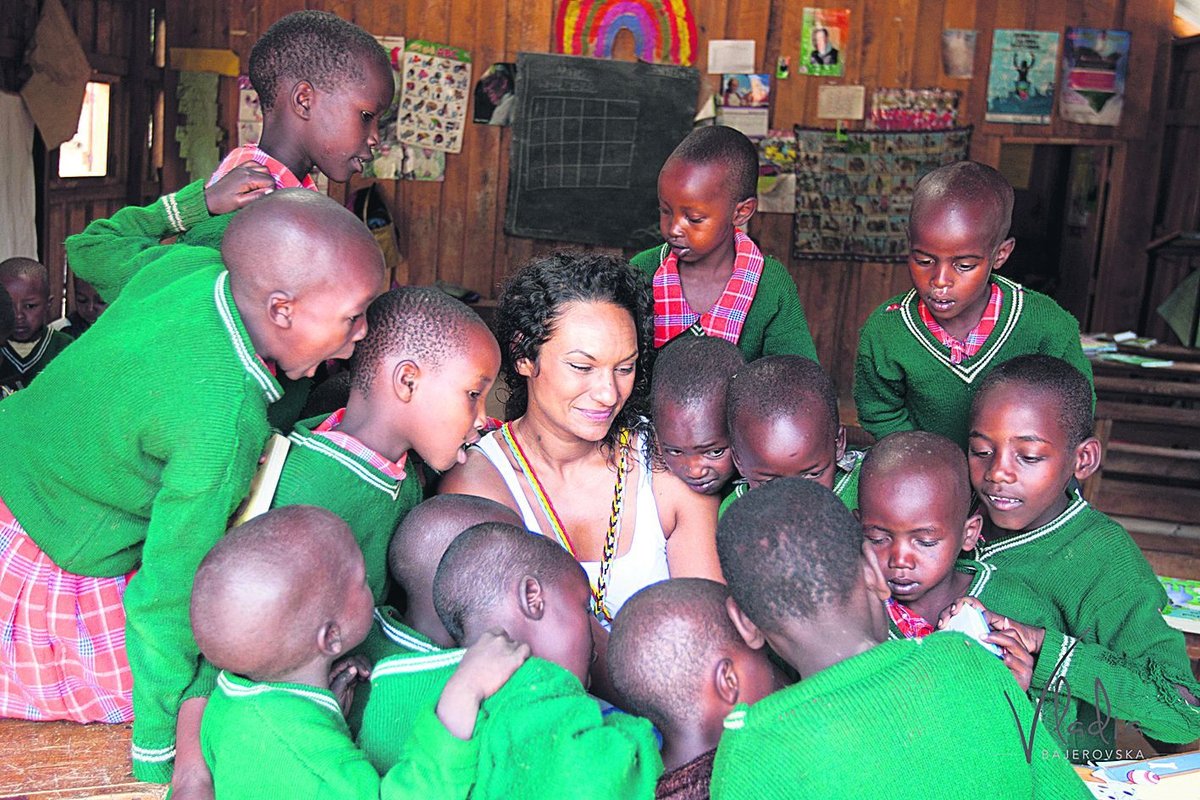 Život v Africe Abbasovou naplňuje.  Africké škole Maasai Academy nakoupila Lejla učebnice.