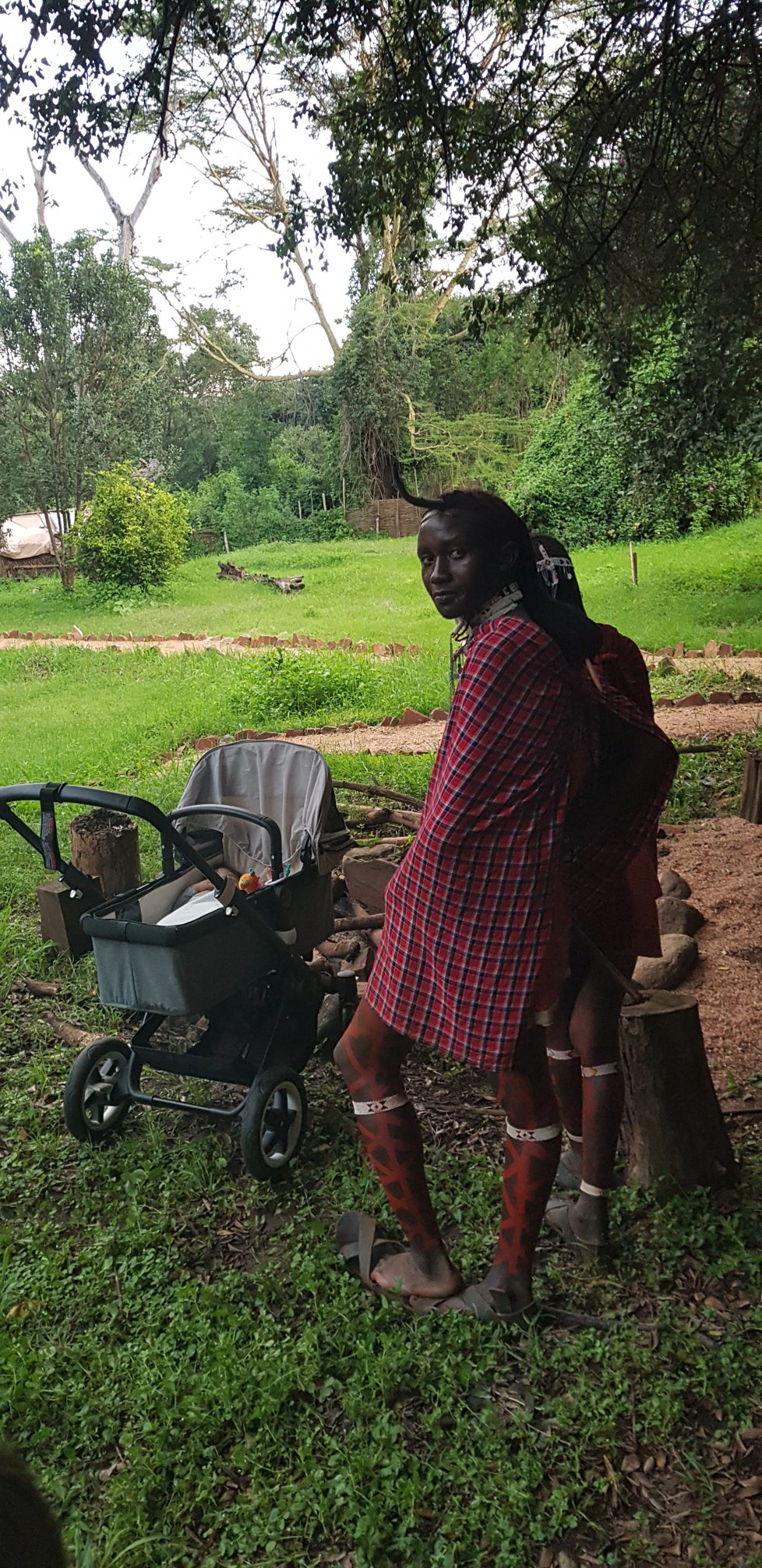 Těhotná Lejla Abbasová na své misi v Keni v masajské komunitě