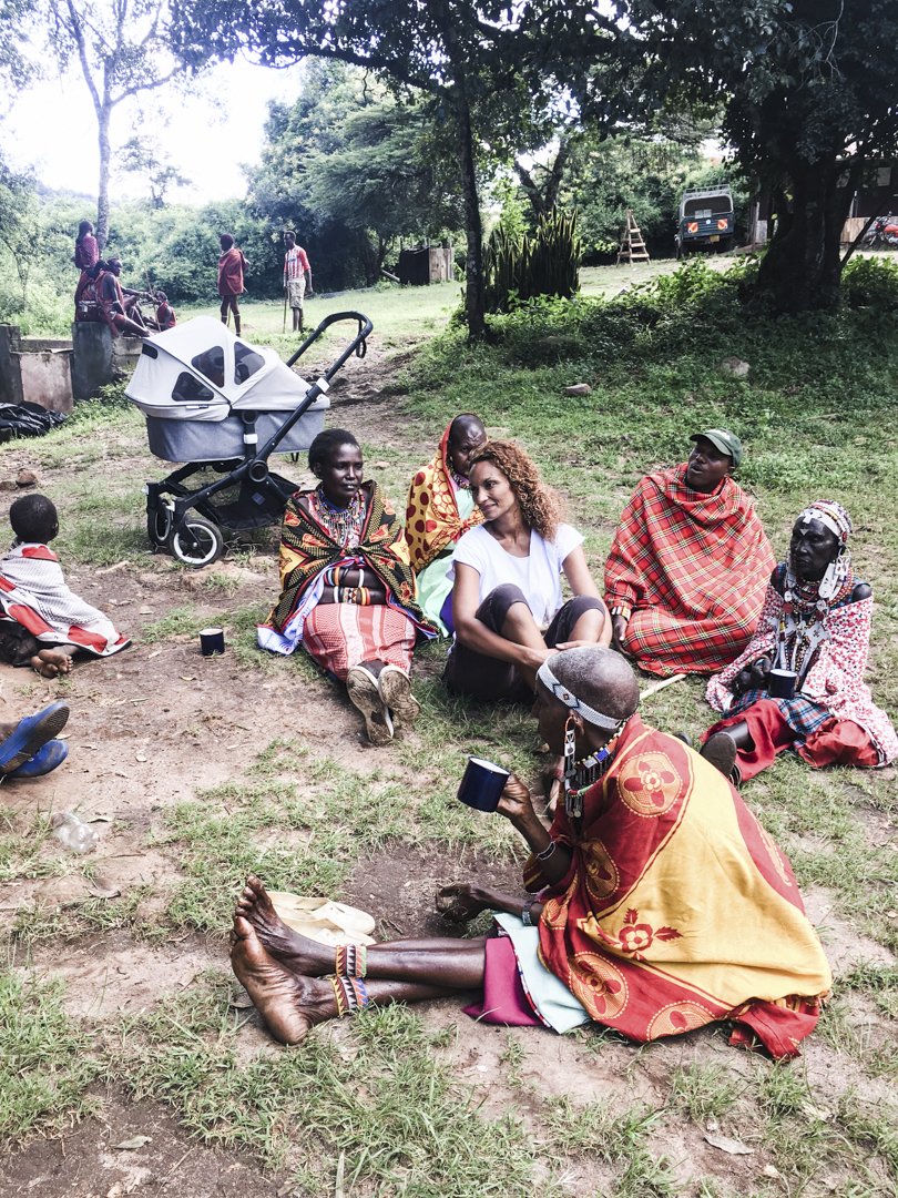 Těhotná Lejla Abbasová na své misy v Keni v masajské komunitě.