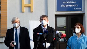 Koronavirus v Česku: Premiér Andrej Babiš (ANO) u Thomayerovy nemocnice u příležitosti podání léku léku Bamlanivimab jedné z pacientek. Lék má pomáhat překonávat těžší průběh onemocnění covid-19.
