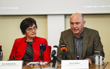 Doktor Pavel Majer z Ústavu organické chemie a biochemie AV ČR, který se podílí na vývoji léku. (ořížnout, je to ten napravo)