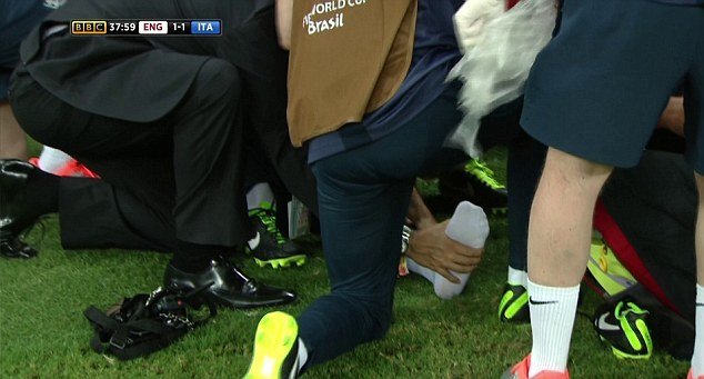 Fyzioterapeut anglické reprezentace si při oslavě gólu útočníka Daniela Sturridgeho zlomil kotník.