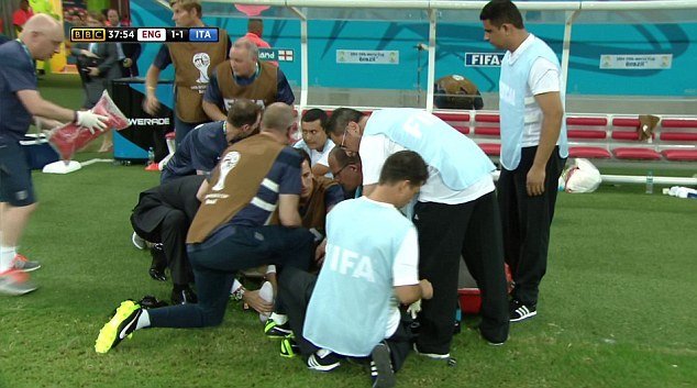 Fyzioterapeut anglické reprezentace si při oslavě gólu útočníka Daniela Sturridgeho zlomil kotník.