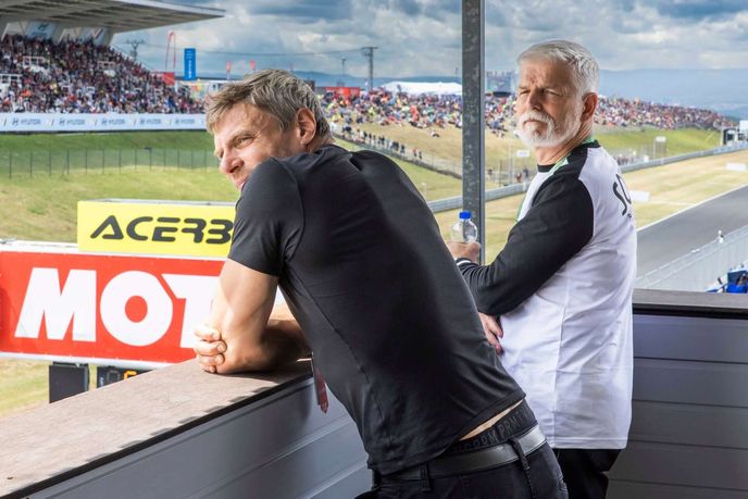 MUDr. Tomáš Šebek jezdí s Petrem Pavlem na motorky. MUDr. Tomáš Šebek jezdí s Petrem Pavlem na motorky.