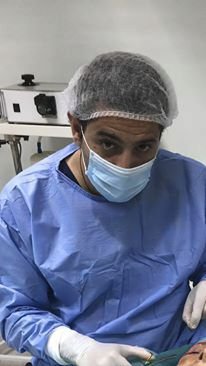 Plastický chirurg Yassine Ghazi zveřejňoval nevhodné fotografie z operací.