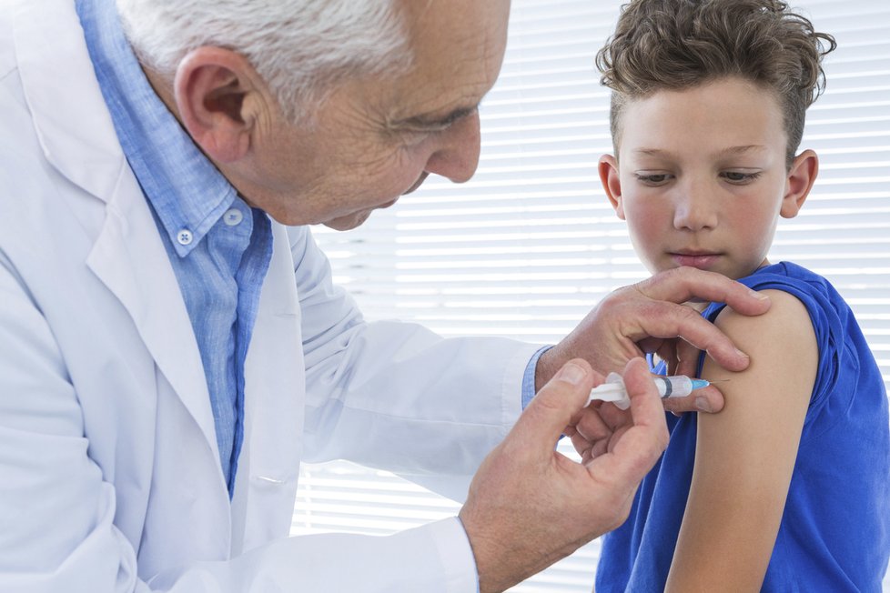 Pediatři vyzývají Facebook: Zakažte skupiny šířící lži o očkování.
