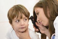 Zánět středního ucha: Kdy vyrazit k lékaři a jaké babské rady zkusit?