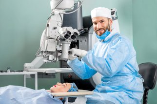 Laserová operace oka je rychlý zákrok. Kdy je na ni pravý čas?