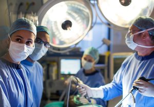 Brněnští lékaři provedli sourozeneckou transplantaci ledviny. Ilustrační foto