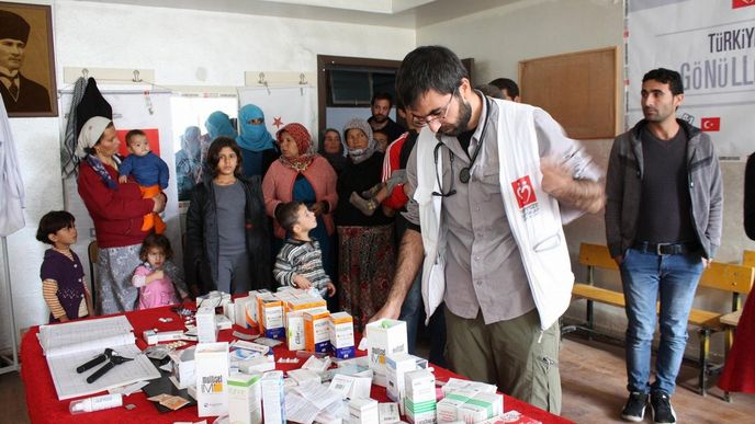 Lékař ošetřuje syrské uprchlíky