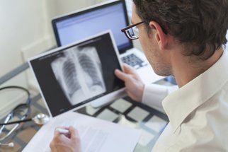 Plicní lékaři varují: Lidé chodí pozdě s příznaky rakoviny a CHOPN, protože se bojí Covidu