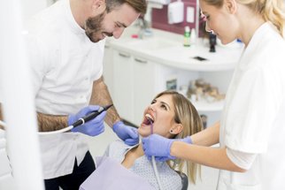 Sucho v ústech škodí zubům i dásním