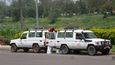 Dva terénní vozy předvádějí ukázkový "kiss movement", při kterém ze dvou  míst proti sobě vyjedou dvě auta, aby si na půl cesty předala náklad nebo pazažéry. Pobřeží Slonoviny, 2015