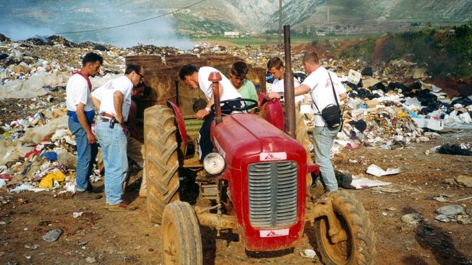 Ano, toto je skutečně traktor Lékařů bez hranic. V roce 1999 ho využili k zajišťování odpadků při zásahu na severu Albánie.