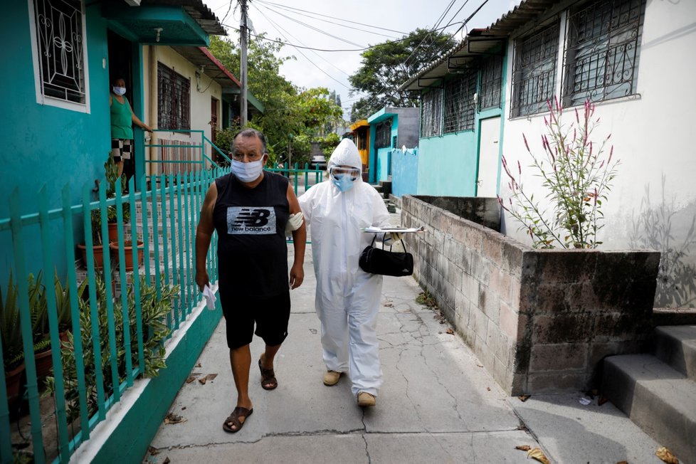 O lidi z komunit zastižených chudobou a násilím, u kterých je podezření na nákazu koronavirem, se v malém středoamerickém státě Salvador starají Lékaři bez hranic. (29. 7. 2020)