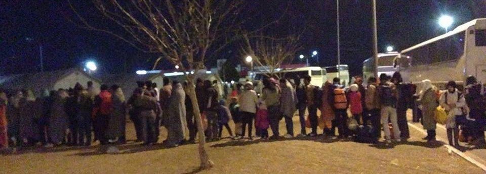 Tisíce uprchlíků čekají před hranicemi. Řekové je nechtějí pustit do tábora.