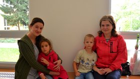 Lenka Halfarová s dcerou Míšou dojíždí za lékařem do Kravař. Lenka Beňová s Markem musí za pediatrem do Koběřic autobusem. Některé musí s dětmi až do Ostravy.