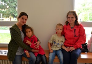 Lenka Halfarová s dcerou Míšou dojíždí za lékařem do Kravař. Lenka Beňová s Markem musí za pediatrem do Koběřic autobusem. Některé musí s dětmi až do Ostravy.
