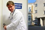 Smrt pacienta v nymburské nemocnici zřejmě zavinili lékaři. Zeť zesnulého popsal, jak se k němu lékaři na oddělení chovali.