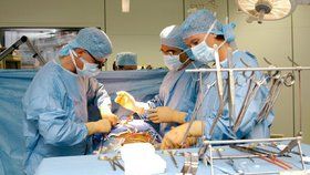 Muž zažil výjimečnou operaci srdce. Začal mu při ní hořet hrudník (ilustrační foto)