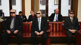 Tři lékaři byli včera v Sokolově potrestání za smrt pacientky. Na snímku (vpředu zleva) primář Petr V., jeho zástupce Václav Š. a lékař Jozef R. 