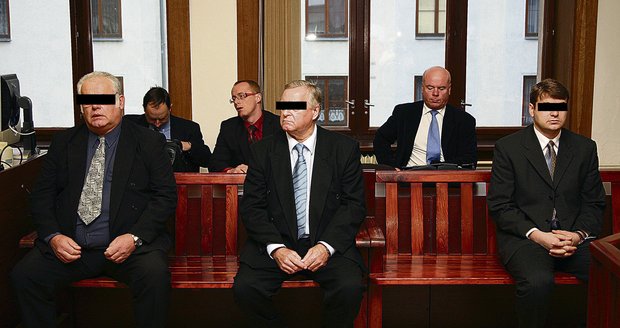Tři lékaři byli včera v Sokolově potrestání za smrt pacientky. Na snímku (vpředu zleva) primář Petr V., jeho zástupce Václav Š. a lékař Jozef R. 
