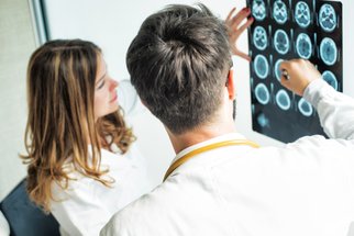 Jak poznáte nádor mozku? Lékař vysvětluje, proč vznikají a jak se operují