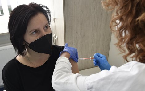 Zdravotnice očkuje ženu vakcínou ve vsetínské nemocnici.