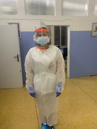Kristina Kuchařová z Nemocnice Na Bulovce v ochranném oděvu