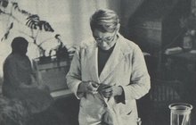 Před 120 lety se stala Anna Honzáková první promovanou lékařkou u nás