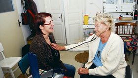 Irma Němečková (96) je zřejmě nejstarší lékařkou v zemi. Ordinuje už 70 let.