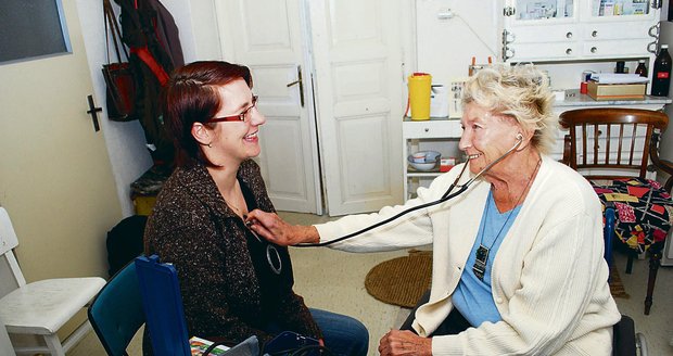 Irma Němečková (96) je zřejmě nejstarší lékařkou v zemi. Ordinuje už 70 let.