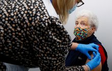 Psycholožka Lenka Čadová o očkování seniorů: Měli naději, z té je teď stres