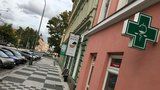 Žena přepadla lékárnu v Karlíně: Pistolí pracovníky nezastrašila