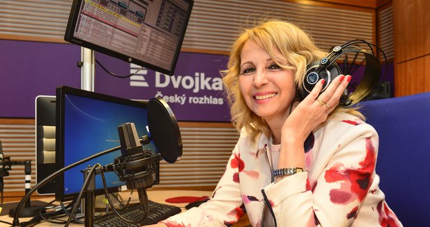 Stáňa Lekešová moderuje v Českém rozhlasu.