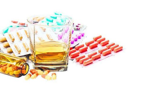 Kombinace léků a alkoholu je velice riziková a může přinést řadu vážných zdravotních potíží. 