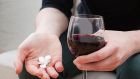 Na tyto kombinace alkoholu a léků dejte pozor! A co »růžová« pilulka při kocovině?