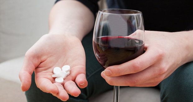 Na tyto kombinace alkoholu a léků dejte pozor! A co »růžová« pilulka při kocovině?
