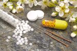 Homeopatické léky se od těch klasických liší zejména ve složení. Neobsahují chemické látky, ale léčivé látky rostlinného, minerálního či živočišného původu.
