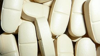 Západní farmaceutické firmy v NDR provedly až 900 lékových testů