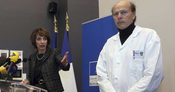 Francouzská ministryně zdravotnictví Marisol Touraineová a professor Gilles Edan z nemocnice v Rennes na tiskovce