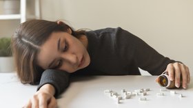 Lékaři o mladých sebevrazích v Česku: Dívka (14) spolykala 46 ibuprofenů, jiná si nadrtila 100 tablet!
