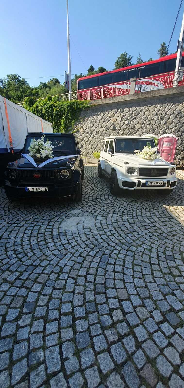 Bílý a černý svatební vůz.