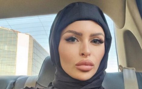 Lela Caterová v hidžábu