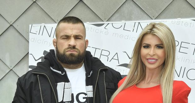 Silikonová playmate Lela Ceterová s přítelem a zápasníkem MMA Karlosem Vémolou