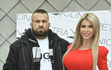Silikonová playmate Lela Ceterová s přítelem a zápasníkem MMA Karlosem Vémolou.